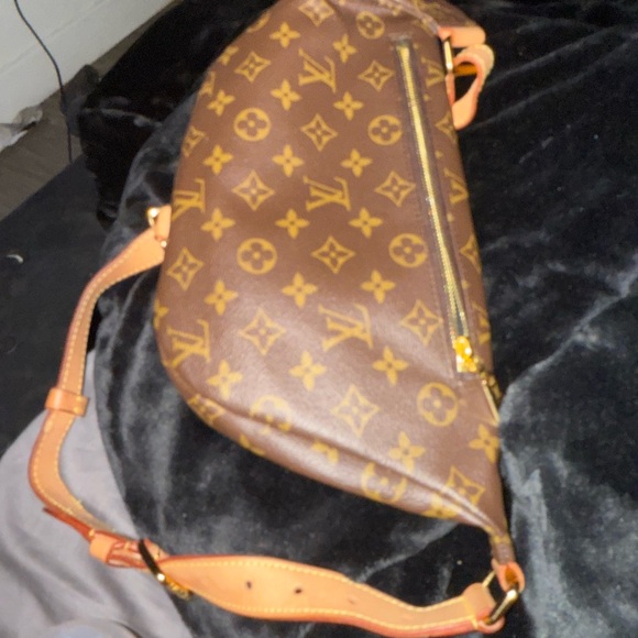 Louis Vuitton Bumbag in Monogram Print - Picture 3 of 5